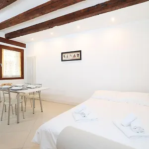 brand-new-modern-biennale-giardini-apartment-up-to-4.hotelinveneto.com/